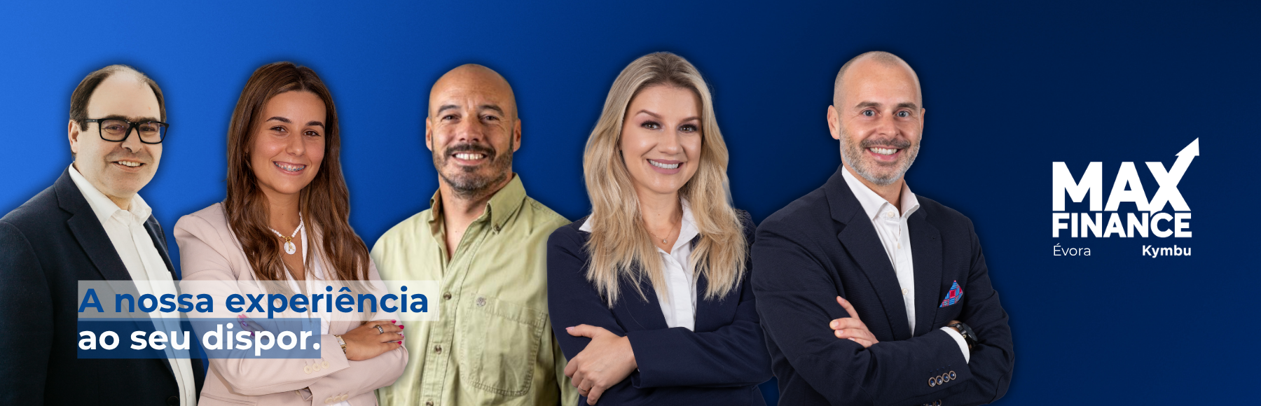 Equipa da MaxFinance Évora Kymbu apresentada em pose profissional sobre fundo azul, acompanhada do texto “A nossa experiência ao seu dispor”, simbolizando confiança, proximidade e aconselhamento financeiro especializado.