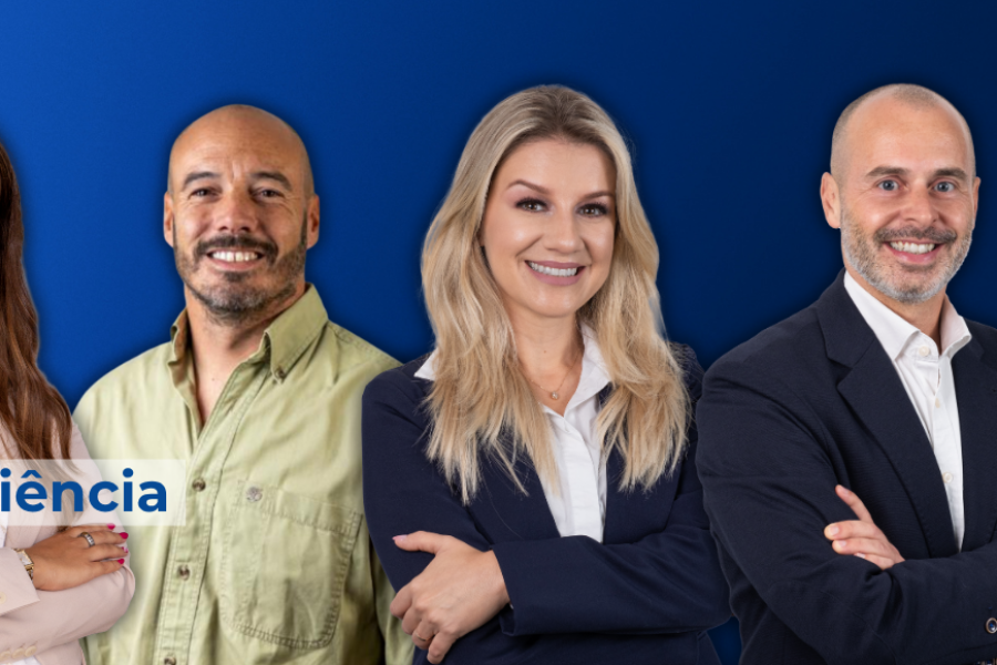 Equipa da MaxFinance Évora Kymbu apresentada em pose profissional sobre fundo azul, acompanhada do texto “A nossa experiência ao seu dispor”, simbolizando confiança, proximidade e aconselhamento financeiro especializado.