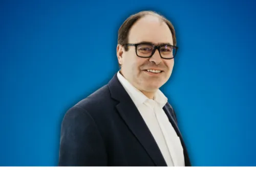 Manuel Gomes Maxfinance Kymbu num funda azul com contactos 