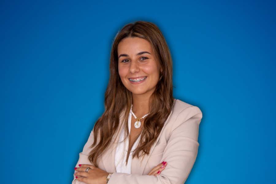 Margarida Eusébio, Maxfinance Kymbu com fundo azul e contactos 