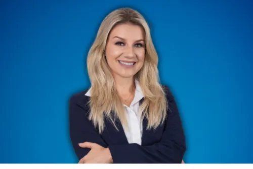 Suelen Santiago Maxfinance Kymbu num funda azul com contactos 