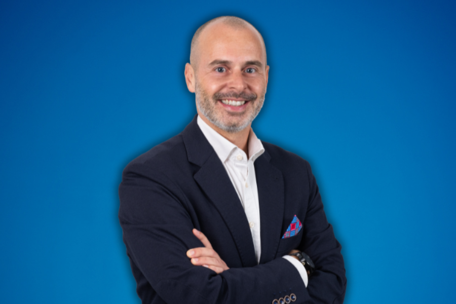 Tiago Dias Maxfinance Kymbu num funda azul com contactos 